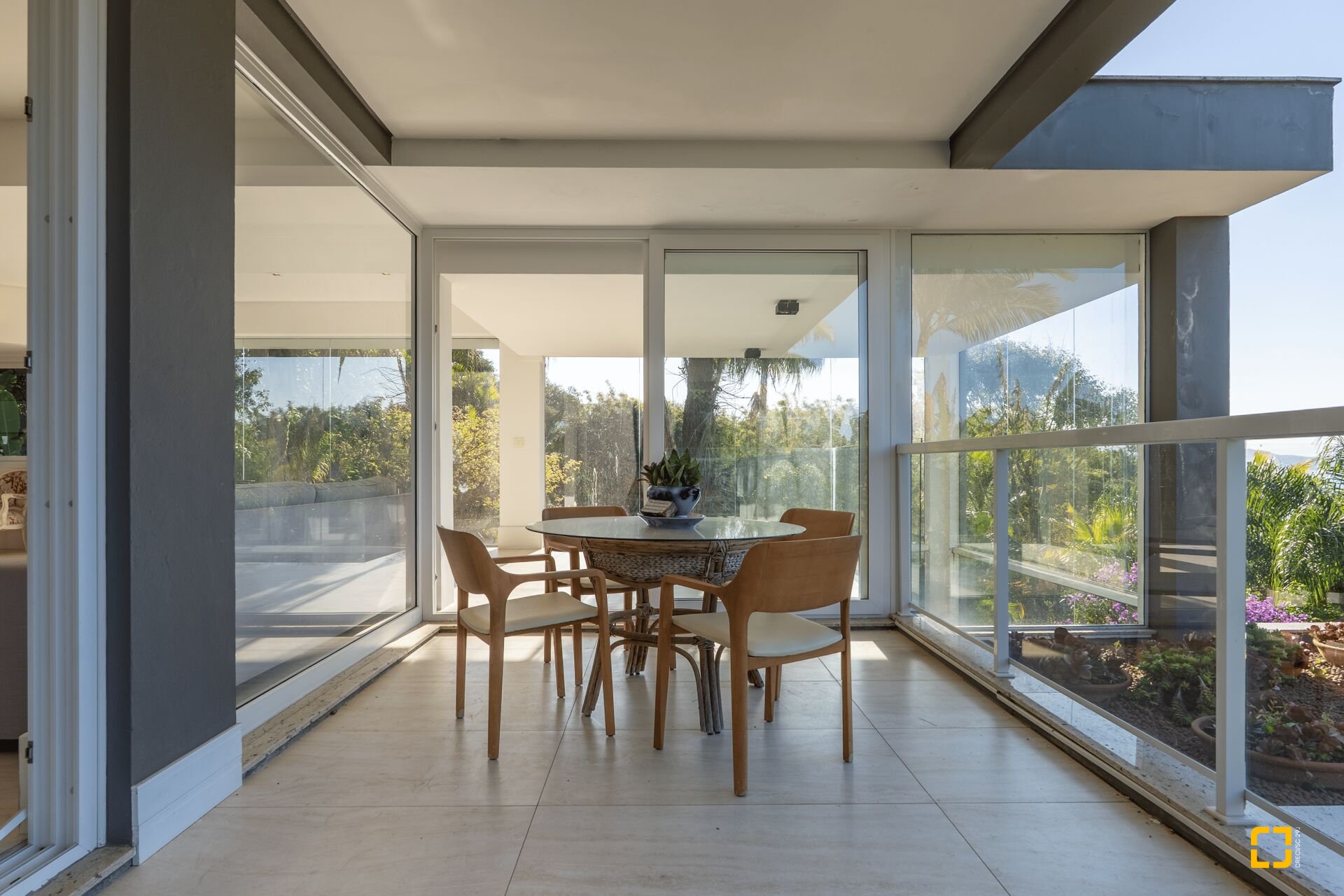 Casa com 818m², 6 quartos (sendo 4 suítes), 4 garagens, no bairro Canajurê em Florianópolis