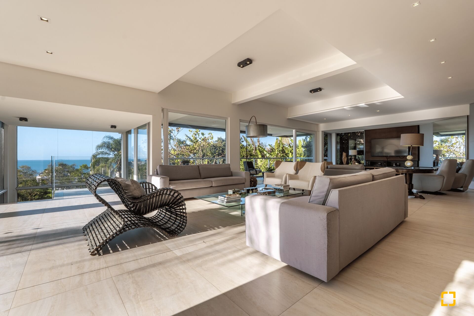 Casa com 818m², 6 quartos (sendo 4 suítes), 4 garagens, no bairro Canajurê em Florianópolis