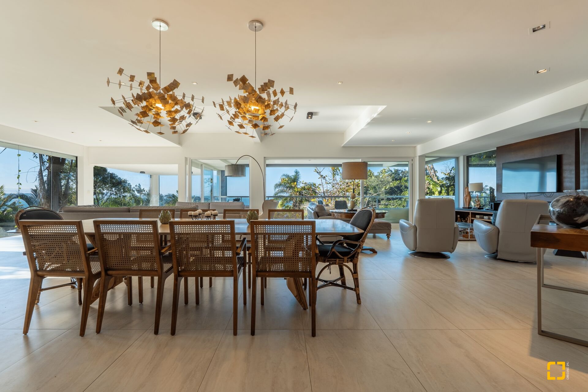Casa com 818m², 6 quartos (sendo 4 suítes), 4 garagens, no bairro Canajurê em Florianópolis