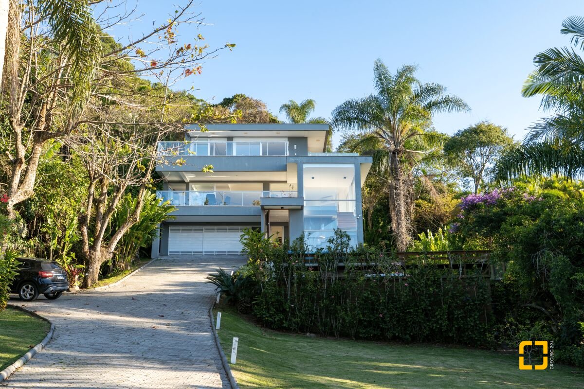 Casa com 818m², 6 quartos (sendo 4 suítes), 4 garagens, no bairro Canajurê em Florianópolis