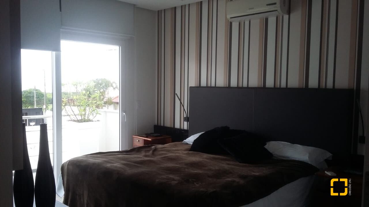 Casa com 421m², 8 quartos (sendo 4 suítes), 4 garagens, no bairro Jurerê em Florianópolis