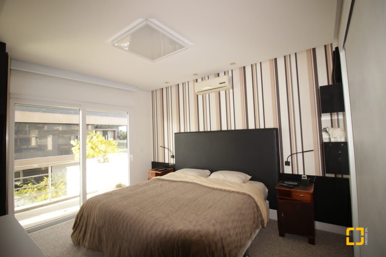 Casa com 421m², 8 quartos (sendo 4 suítes), 4 garagens, no bairro Jurerê em Florianópolis