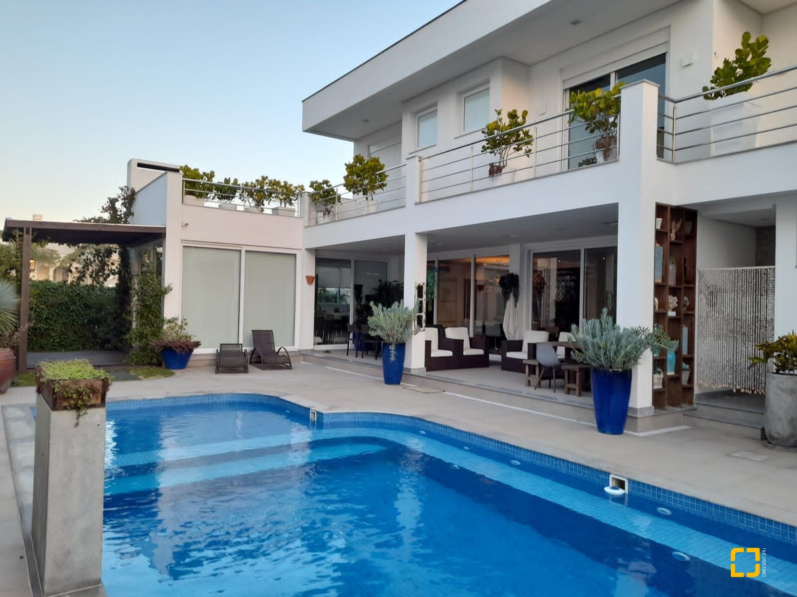 Casa com 421m², 8 quartos (sendo 4 suítes), 4 garagens, no bairro Jurerê em Florianópolis