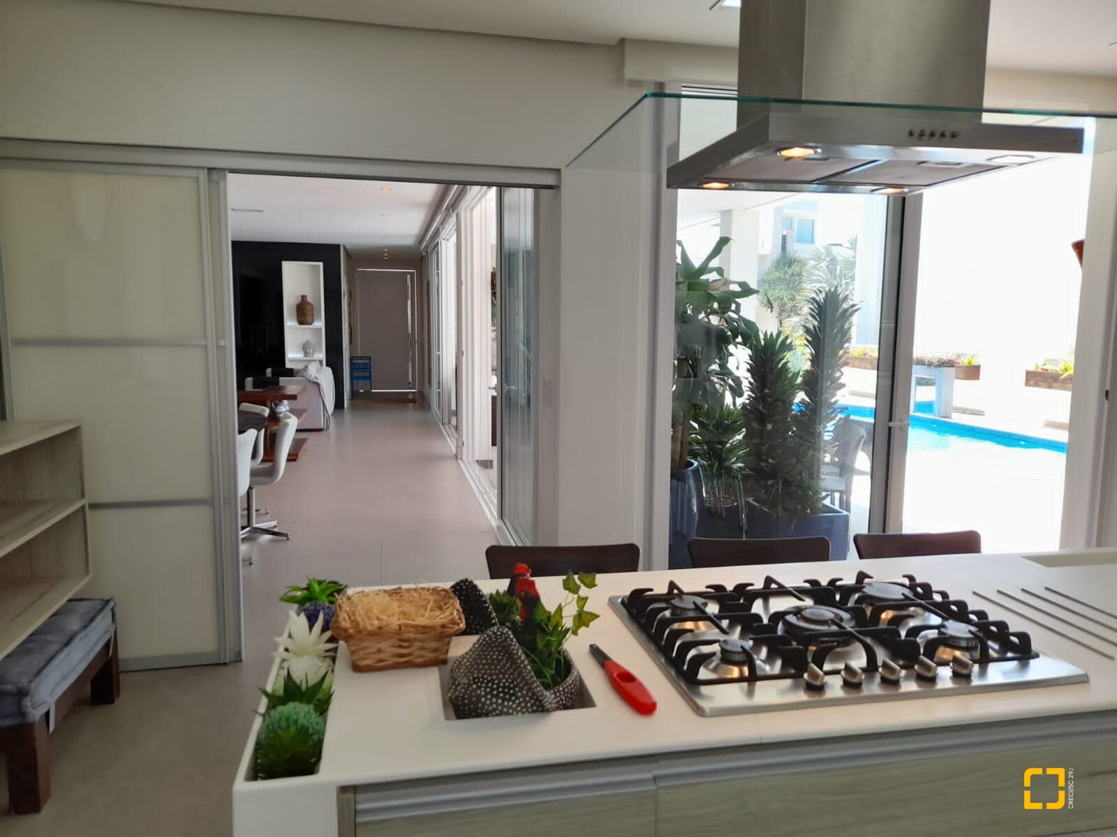 Casa com 421m², 8 quartos (sendo 4 suítes), 4 garagens, no bairro Jurerê em Florianópolis