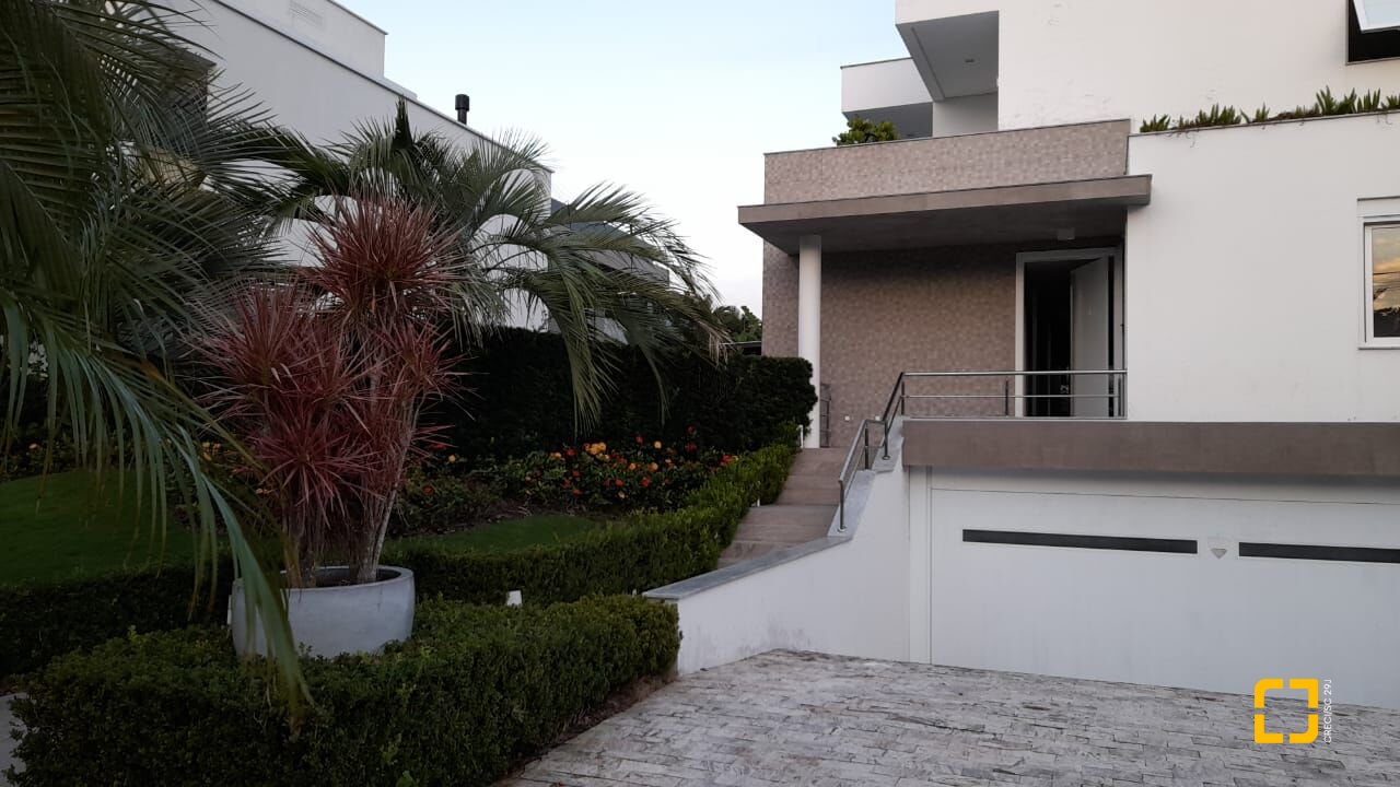 Casa com 421m², 8 quartos (sendo 4 suítes), 4 garagens, no bairro Jurerê em Florianópolis