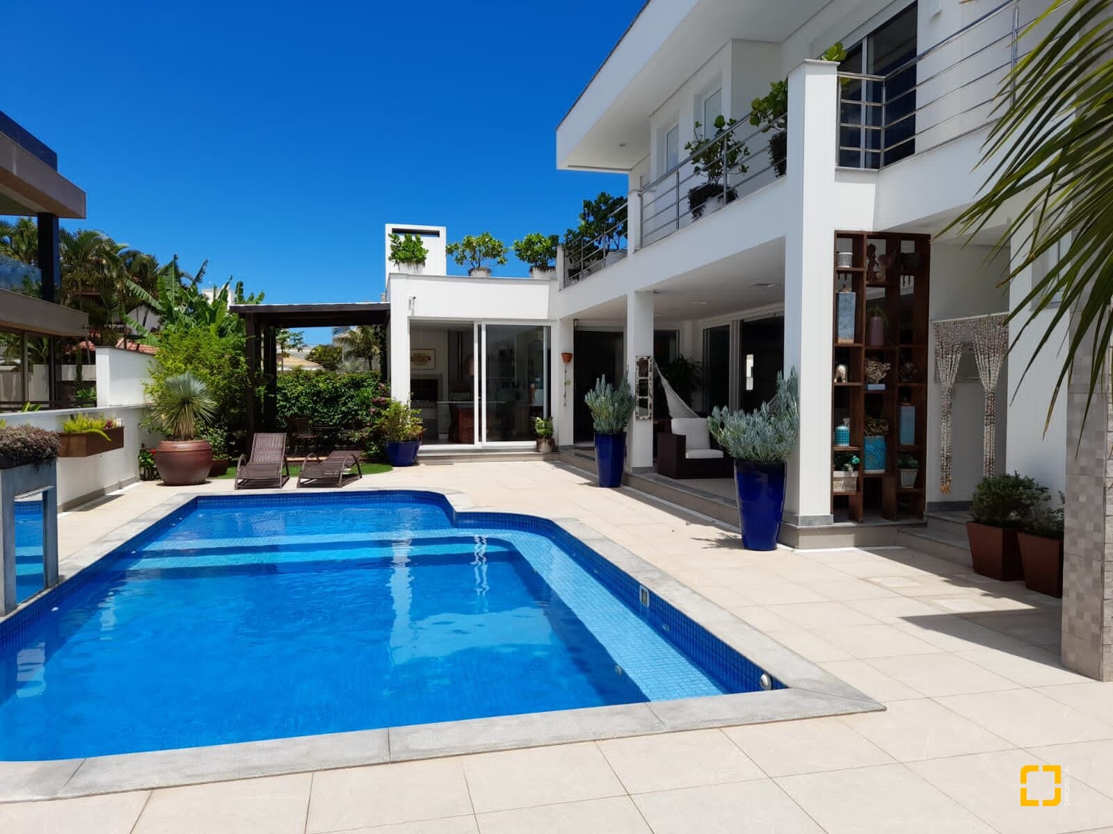 Casa com 421m², 8 quartos (sendo 4 suítes), 4 garagens, no bairro Jurerê em Florianópolis