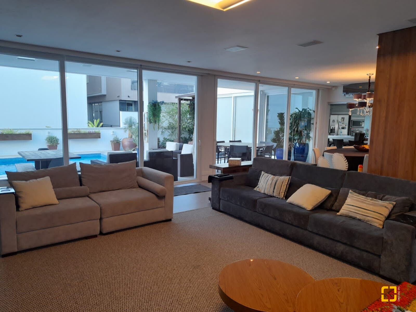 Casa com 421m², 8 quartos (sendo 4 suítes), 4 garagens, no bairro Jurerê em Florianópolis