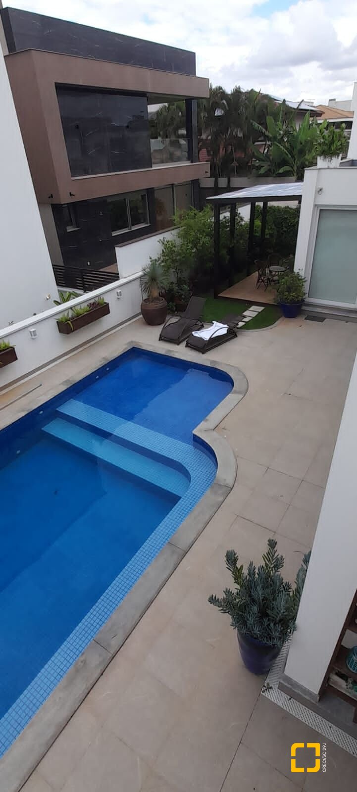 Casa com 421m², 8 quartos (sendo 4 suítes), 4 garagens, no bairro Jurerê em Florianópolis