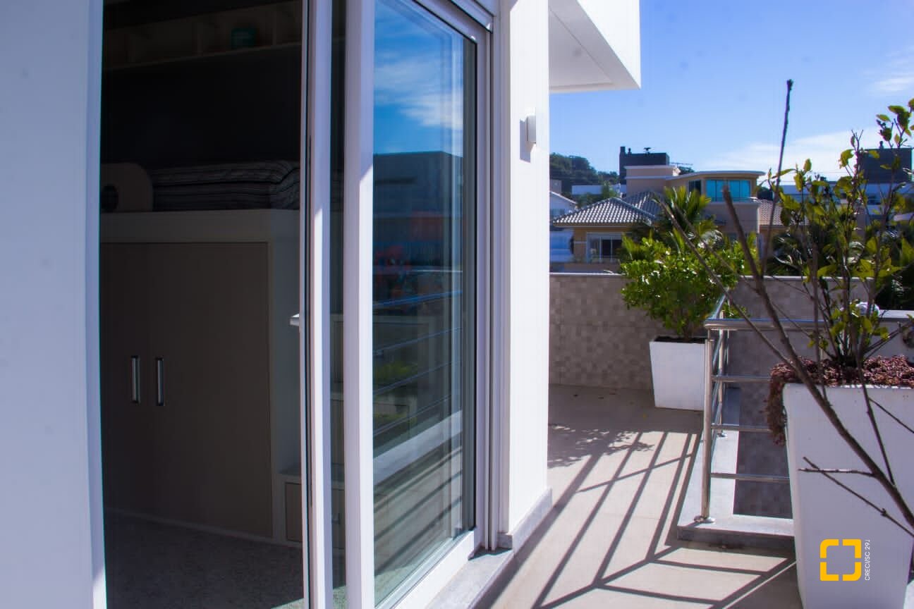 Casa com 421m², 8 quartos (sendo 4 suítes), 4 garagens, no bairro Jurerê em Florianópolis