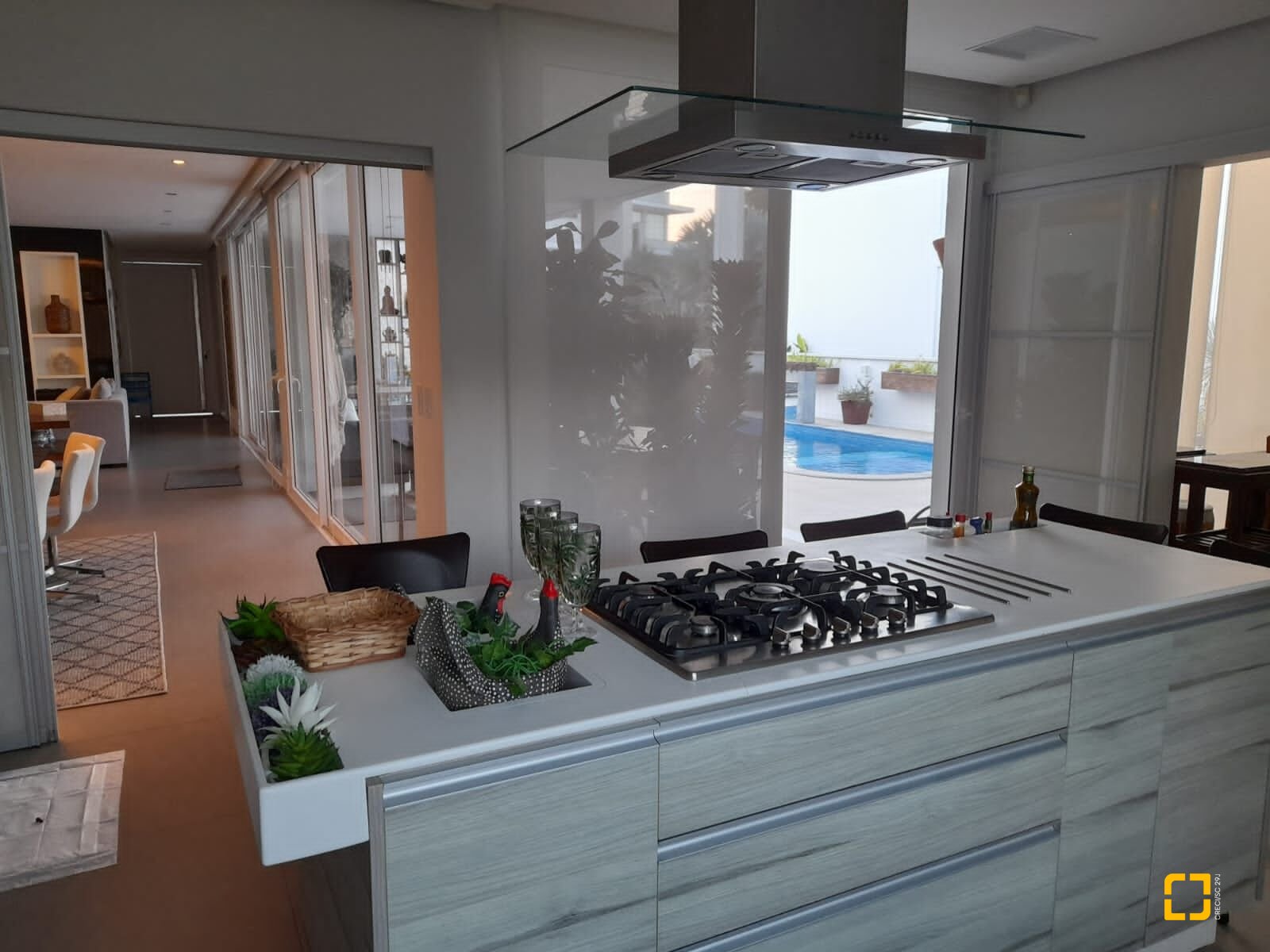 Casa com 421m², 8 quartos (sendo 4 suítes), 4 garagens, no bairro Jurerê em Florianópolis