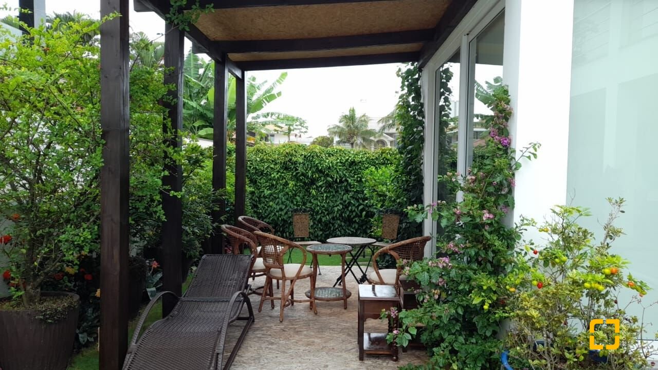 Casa com 421m², 8 quartos (sendo 4 suítes), 4 garagens, no bairro Jurerê em Florianópolis