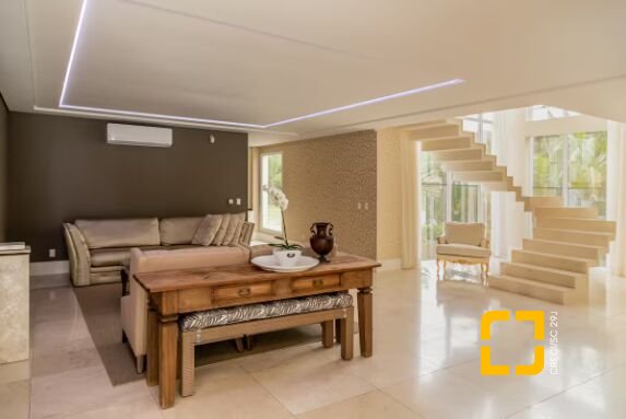 Casa com 650m², 13 quartos (sendo 6 suítes), 5 garagens, no bairro Jurerê Internacional em Florianópolis
