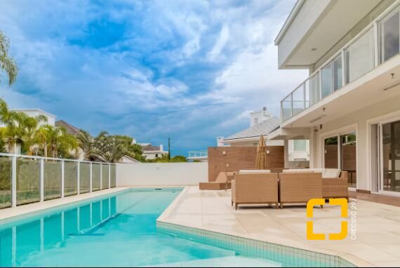 Casa com 650m², 13 quartos (sendo 6 suítes), 5 garagens, no bairro Jurerê Internacional em Florianópolis