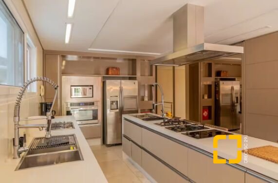 Casa com 650m², 13 quartos (sendo 6 suítes), 5 garagens, no bairro Jurerê Internacional em Florianópolis