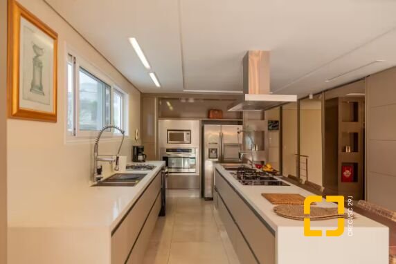 Casa com 650m², 13 quartos (sendo 6 suítes), 5 garagens, no bairro Jurerê Internacional em Florianópolis