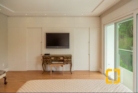Casa com 650m², 13 quartos (sendo 6 suítes), 5 garagens, no bairro Jurerê Internacional em Florianópolis