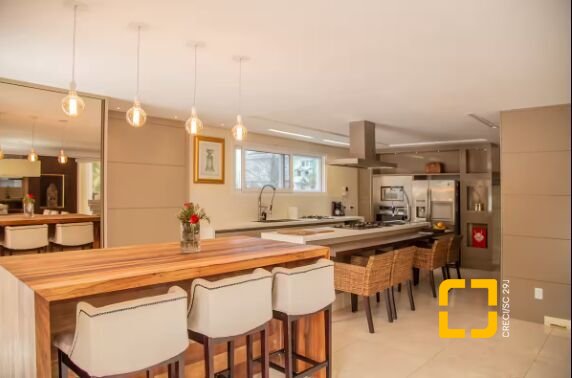 Casa com 650m², 13 quartos (sendo 6 suítes), 5 garagens, no bairro Jurerê Internacional em Florianópolis