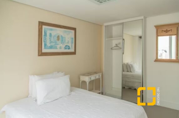 Casa com 650m², 13 quartos (sendo 6 suítes), 5 garagens, no bairro Jurerê Internacional em Florianópolis