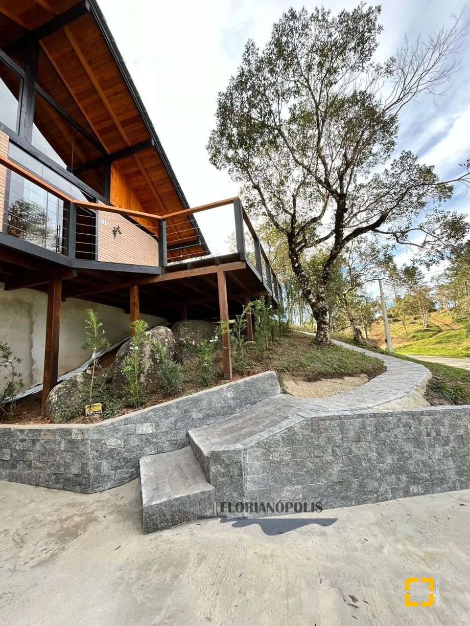 Casa com 200m², 3 quartos (sendo 2 suítes), 3 garagens, no bairro Rancho Queimado em Rancho Queimado