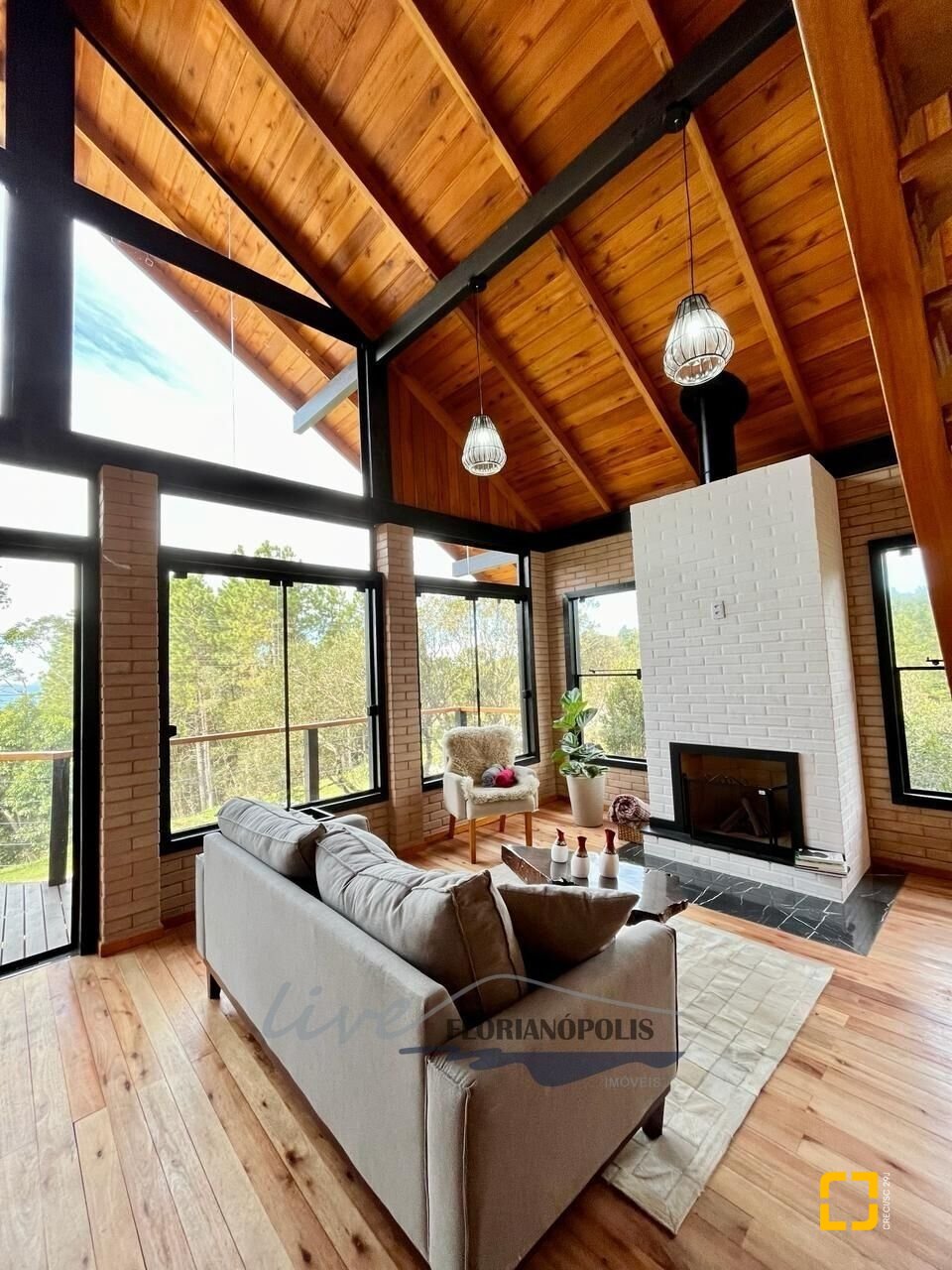 Casa com 200m², 3 quartos (sendo 2 suítes), 3 garagens, no bairro Rancho Queimado em Rancho Queimado