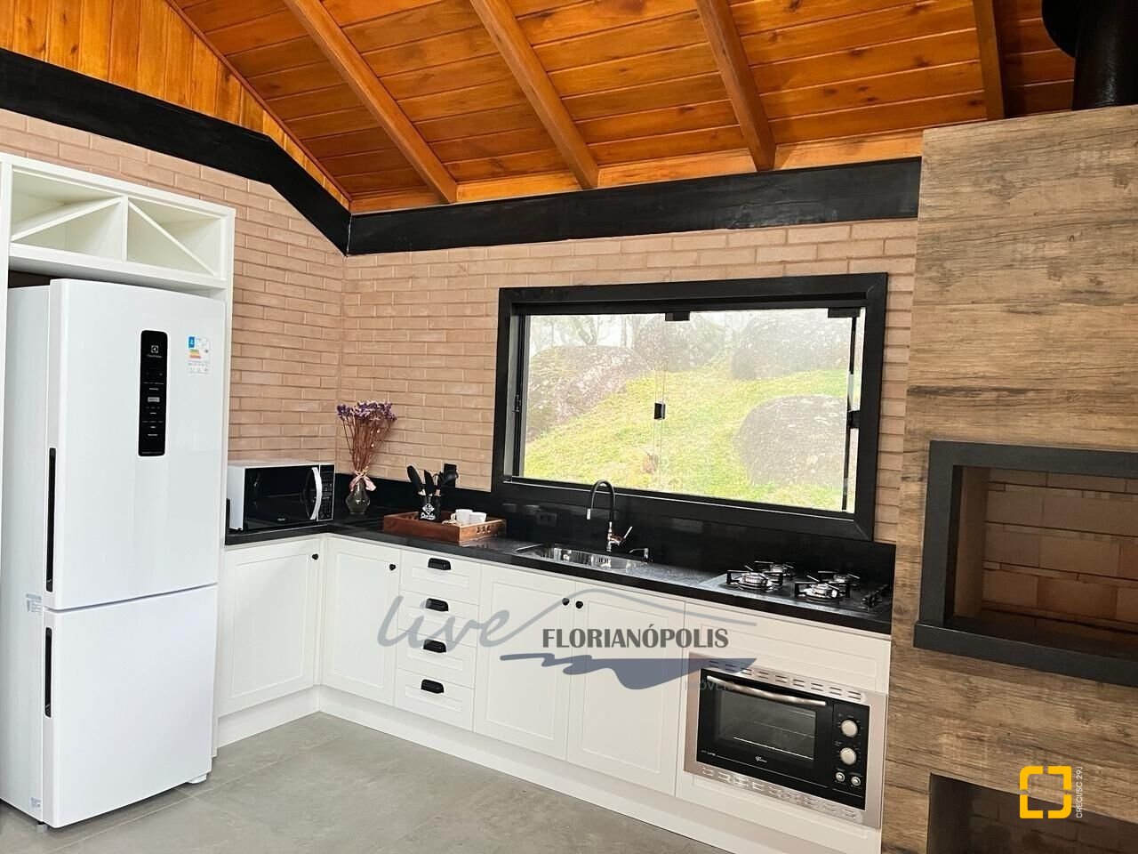 Casa com 200m², 3 quartos (sendo 2 suítes), 3 garagens, no bairro Rancho Queimado em Rancho Queimado