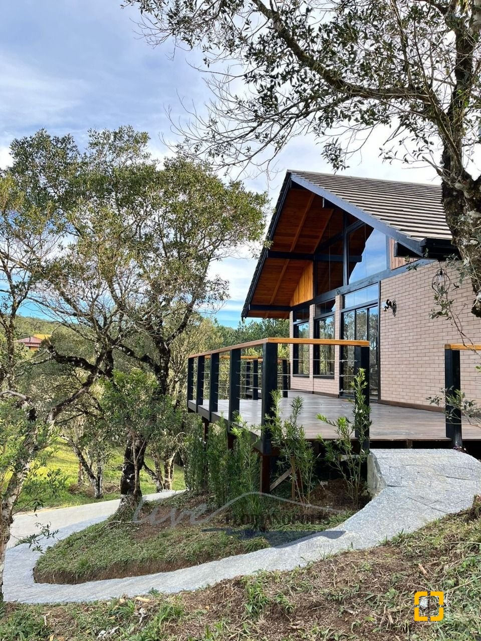 Casa com 200m², 3 quartos (sendo 2 suítes), 3 garagens, no bairro Rancho Queimado em Rancho Queimado