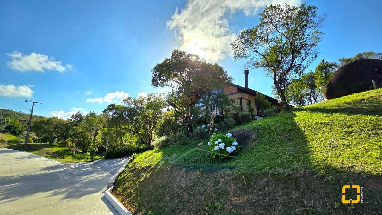 Casa com 200m², 3 quartos (sendo 2 suítes), 3 garagens, no bairro Rancho Queimado em Rancho Queimado