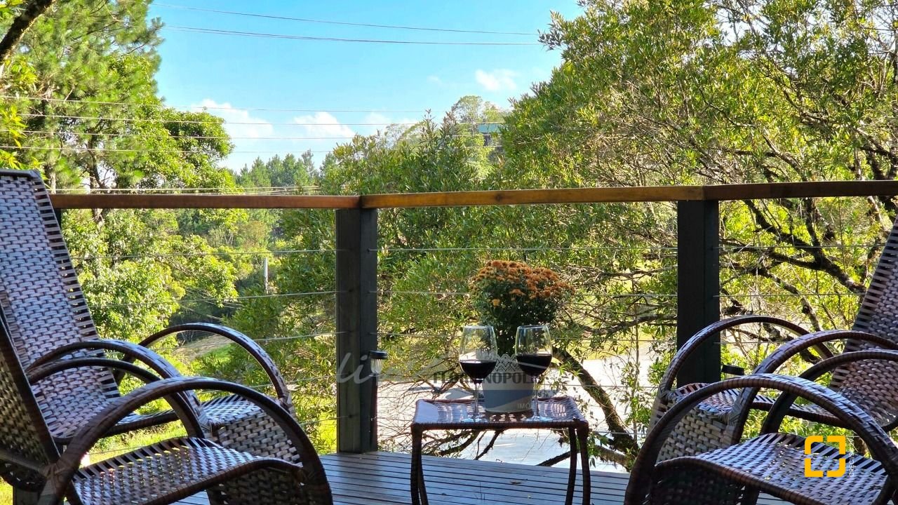 Casa com 200m², 3 quartos (sendo 2 suítes), 3 garagens, no bairro Rancho Queimado em Rancho Queimado