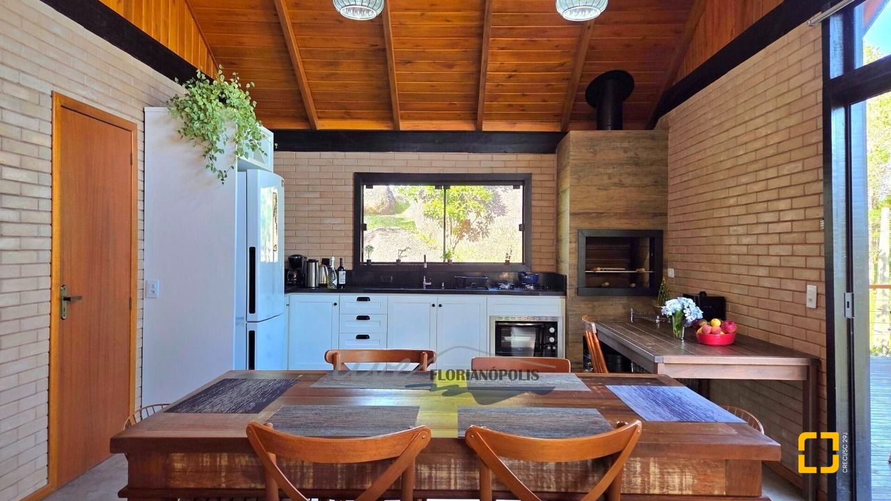 Casa com 200m², 3 quartos (sendo 2 suítes), 3 garagens, no bairro Rancho Queimado em Rancho Queimado