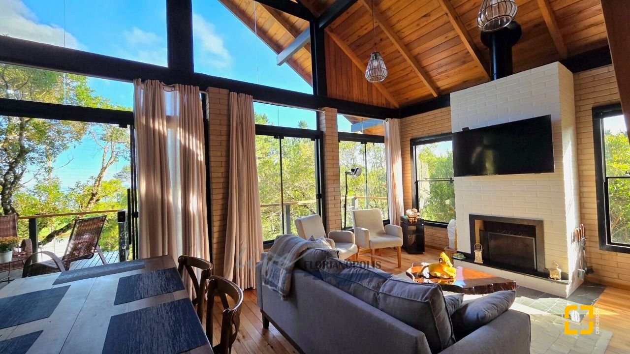 Casa com 200m², 3 quartos (sendo 2 suítes), 3 garagens, no bairro Rancho Queimado em Rancho Queimado