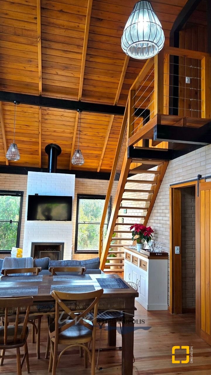Casa com 200m², 3 quartos (sendo 2 suítes), 3 garagens, no bairro Rancho Queimado em Rancho Queimado