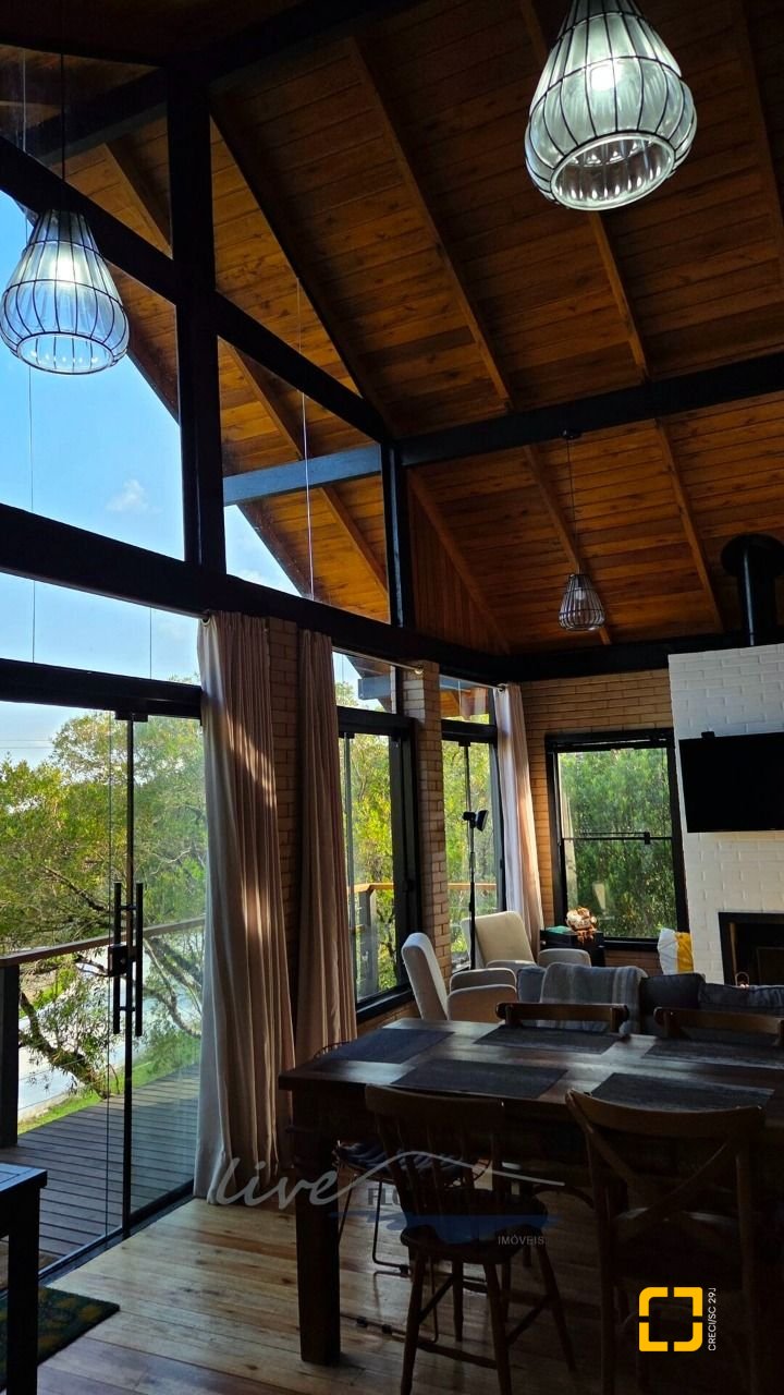 Casa com 200m², 3 quartos (sendo 2 suítes), 3 garagens, no bairro Rancho Queimado em Rancho Queimado