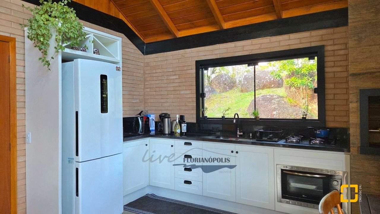 Casa com 200m², 3 quartos (sendo 2 suítes), 3 garagens, no bairro Rancho Queimado em Rancho Queimado