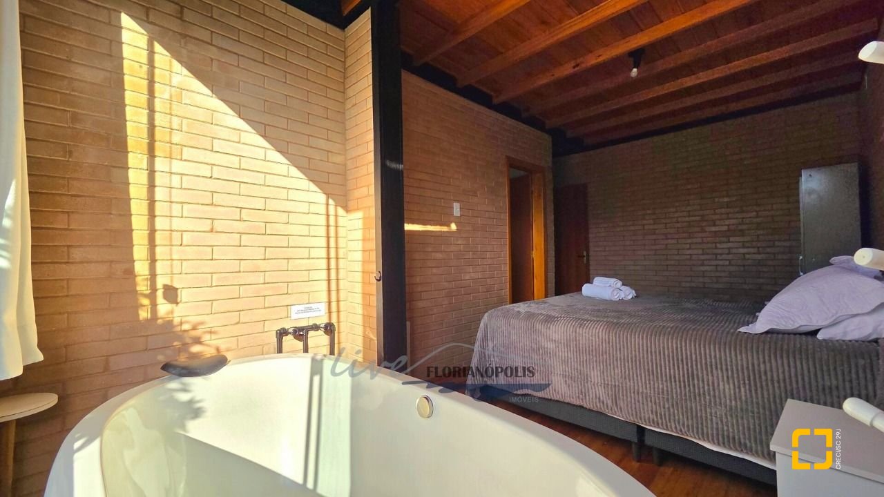Casa com 200m², 3 quartos (sendo 2 suítes), 3 garagens, no bairro Rancho Queimado em Rancho Queimado