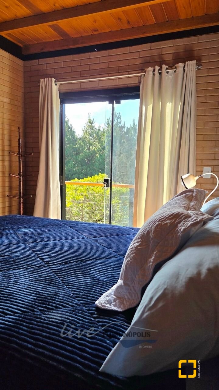 Casa com 200m², 3 quartos (sendo 2 suítes), 3 garagens, no bairro Rancho Queimado em Rancho Queimado