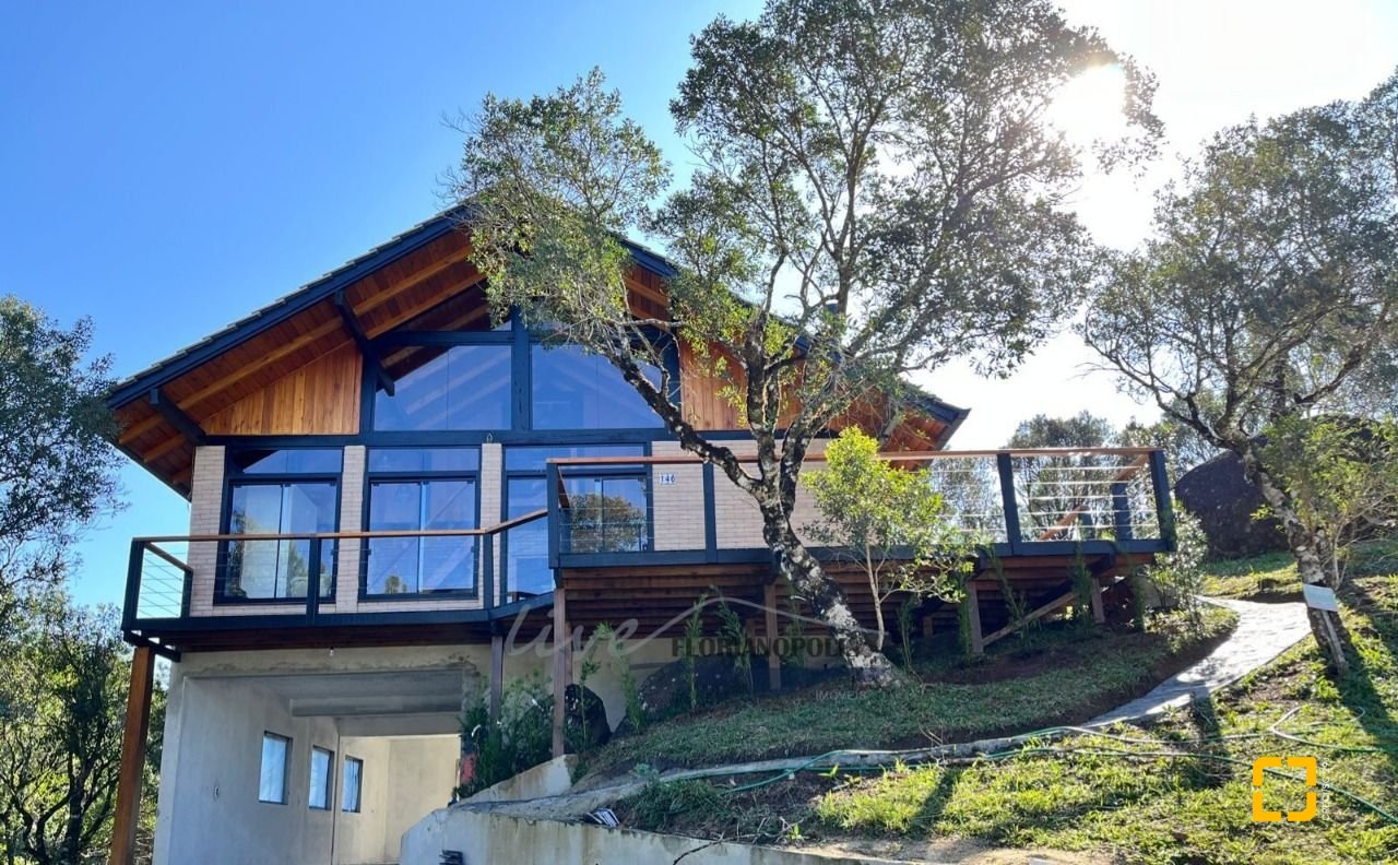Casa com 200m², 3 quartos (sendo 2 suítes), 3 garagens, no bairro Rancho Queimado em Rancho Queimado