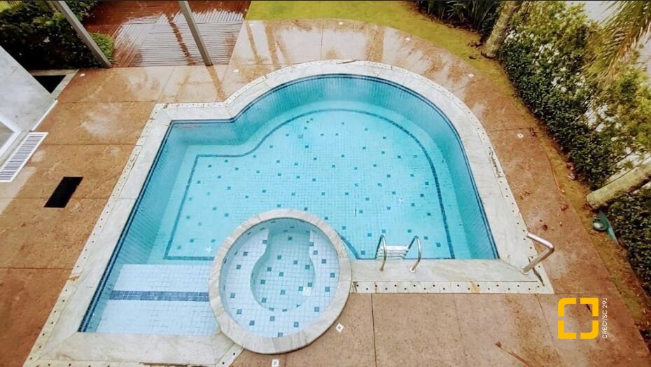 Casa com 1050m², 8 quartos (sendo 4 suítes), 5 garagens, no bairro Jurerê Internacional em Florianópolis