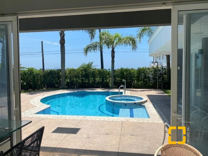 Casa com 1050m², 8 quartos (sendo 4 suítes), 5 garagens, no bairro Jurerê Internacional em Florianópolis
