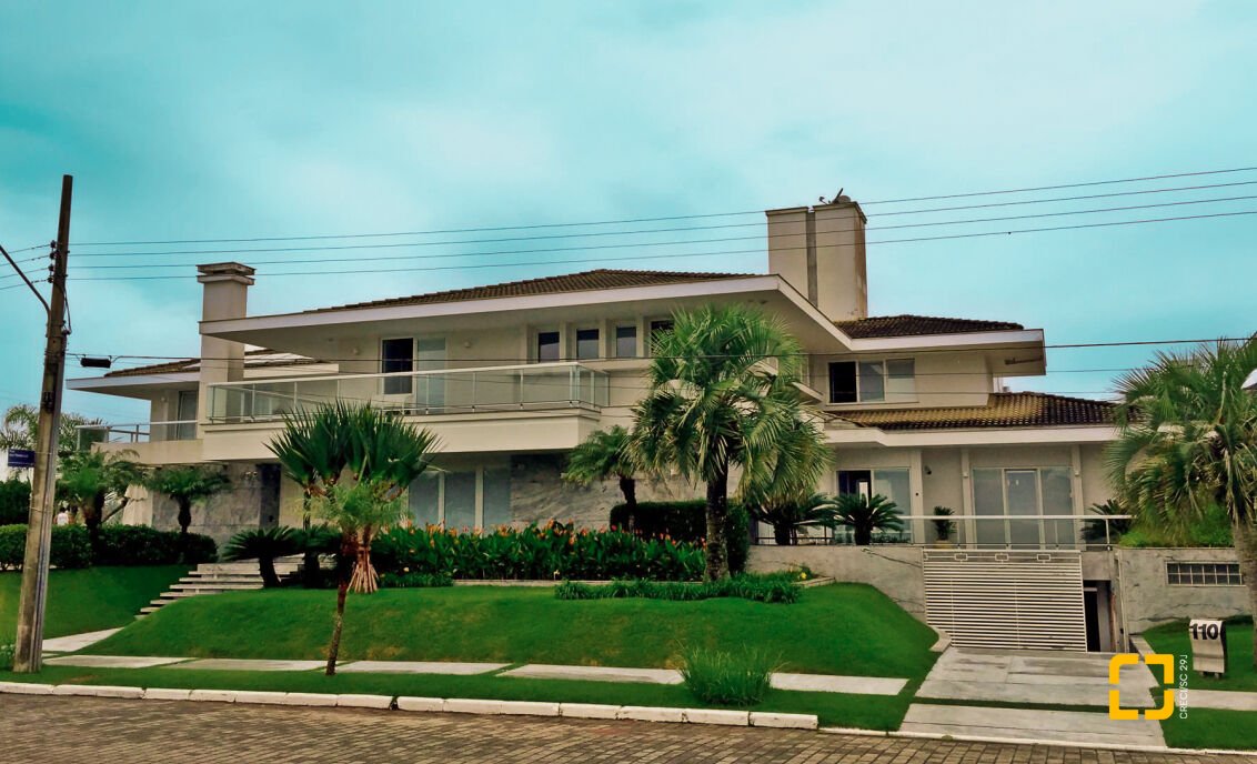 Casa com 1050m², 8 quartos (sendo 4 suítes), 5 garagens, no bairro Jurerê Internacional em Florianópolis