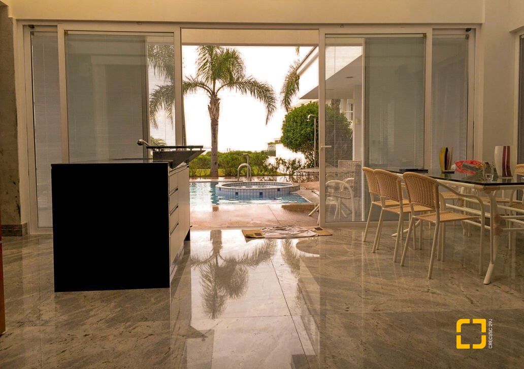 Casa com 1050m², 8 quartos (sendo 4 suítes), 5 garagens, no bairro Jurerê Internacional em Florianópolis