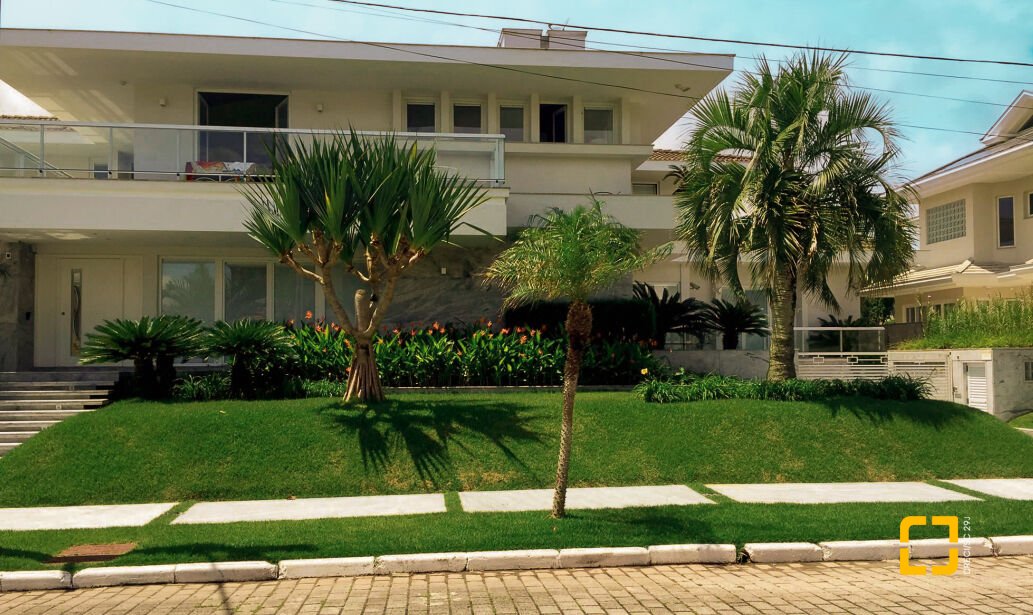 Casa com 1050m², 8 quartos (sendo 4 suítes), 5 garagens, no bairro Jurerê Internacional em Florianópolis