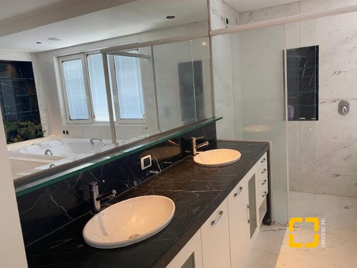 Casa com 1050m², 8 quartos (sendo 4 suítes), 5 garagens, no bairro Jurerê Internacional em Florianópolis