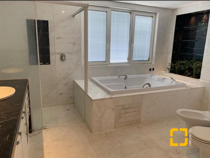 Casa com 1050m², 8 quartos (sendo 4 suítes), 5 garagens, no bairro Jurerê Internacional em Florianópolis