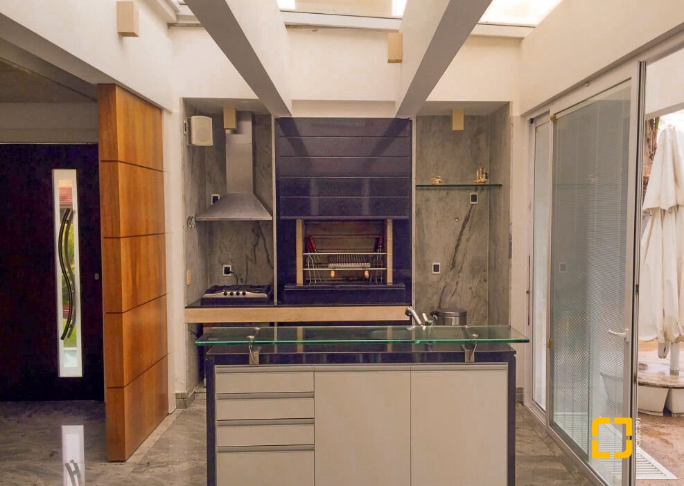 Casa com 1050m², 8 quartos (sendo 4 suítes), 5 garagens, no bairro Jurerê Internacional em Florianópolis