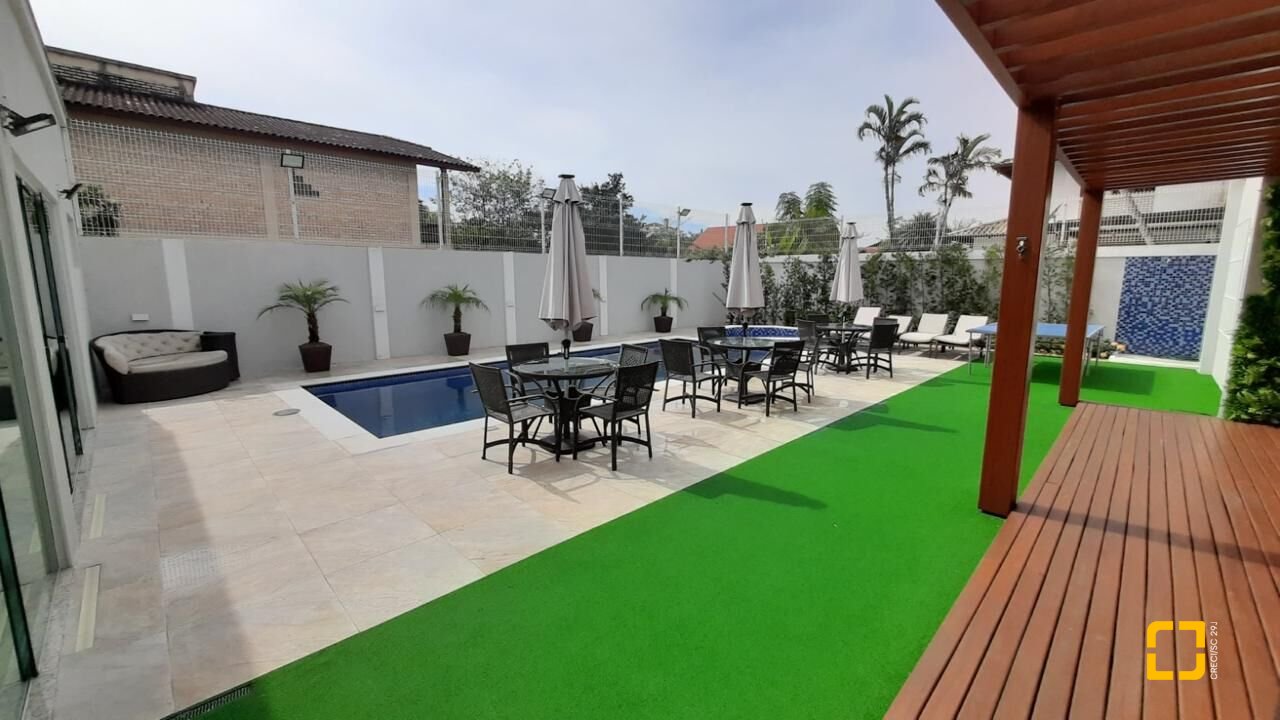 Casa com 500m², 12 quartos (sendo 6 suítes), 3 garagens, no bairro Jurerê Internacional em Florianópolis