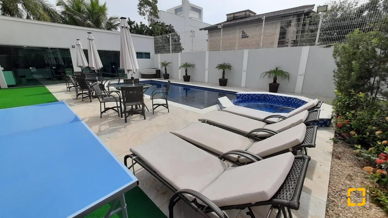 Casa com 500m², 12 quartos (sendo 6 suítes), 3 garagens, no bairro Jurerê Internacional em Florianópolis