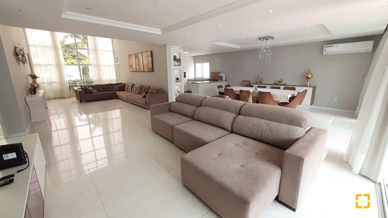 Casa com 500m², 12 quartos (sendo 6 suítes), 3 garagens, no bairro Jurerê Internacional em Florianópolis