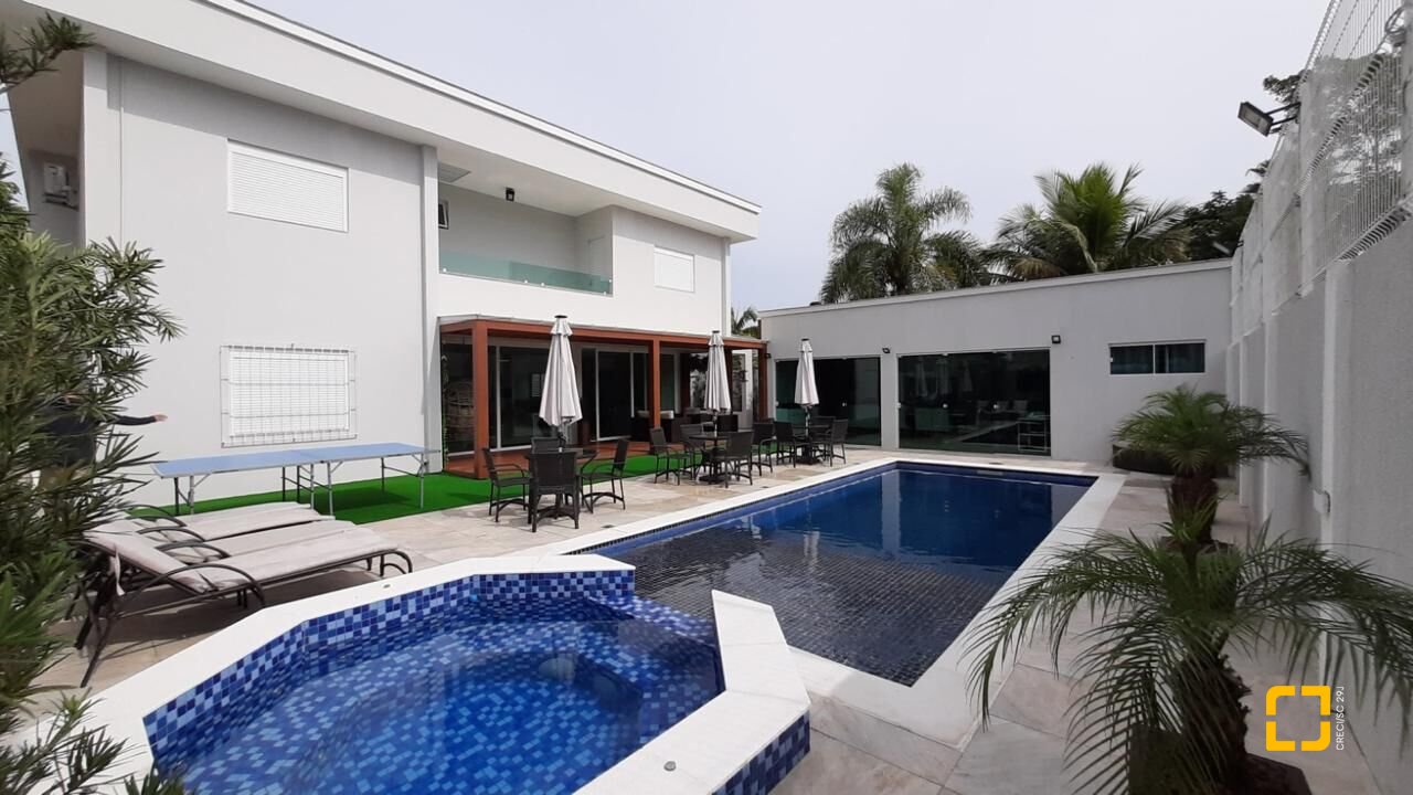 Casa com 500m², 12 quartos (sendo 6 suítes), 3 garagens, no bairro Jurerê Internacional em Florianópolis