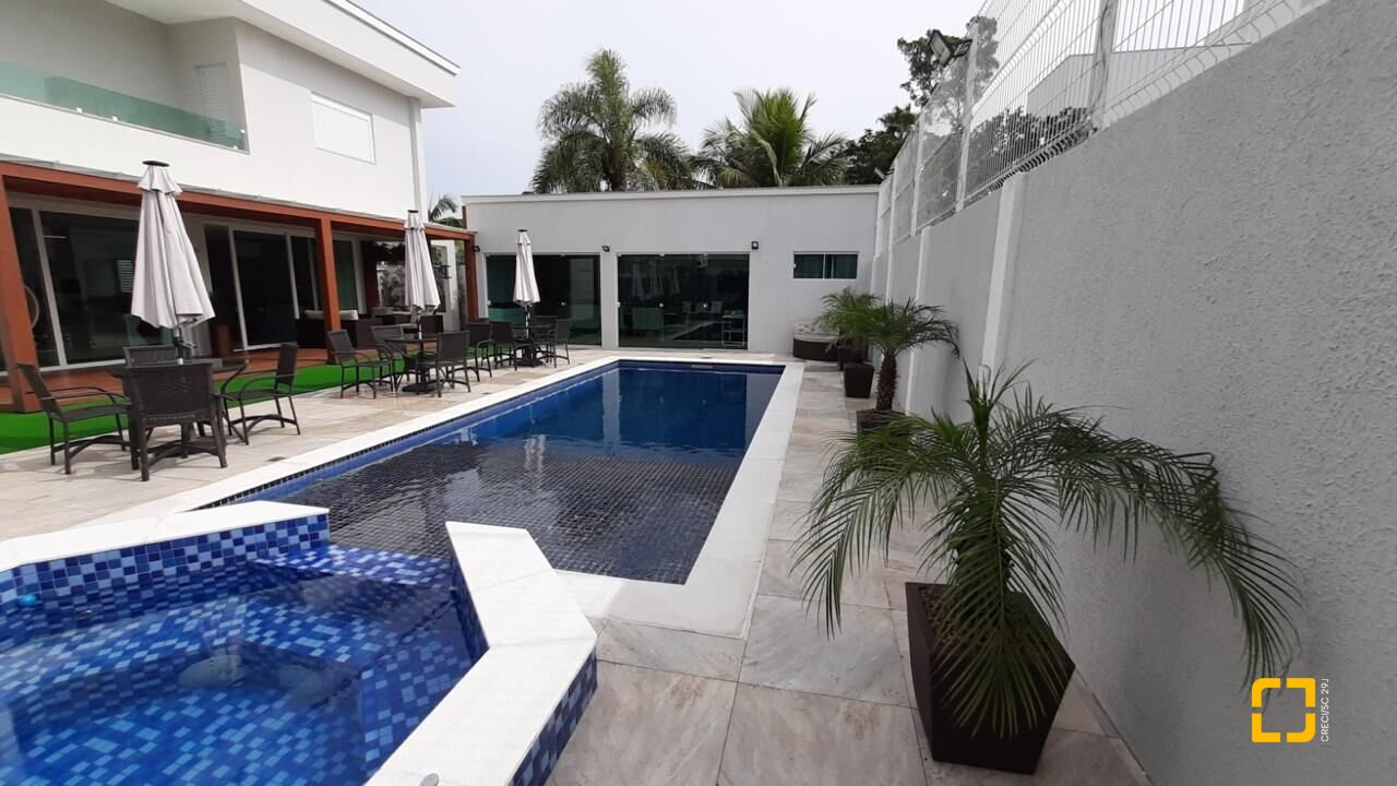 Casa com 500m², 12 quartos (sendo 6 suítes), 3 garagens, no bairro Jurerê Internacional em Florianópolis