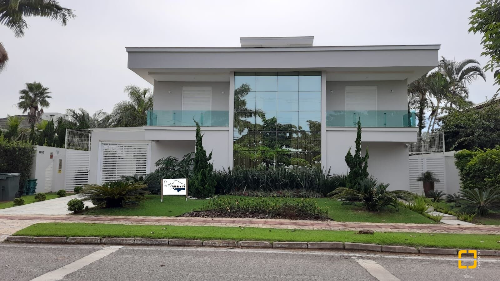 Casa com 500m², 12 quartos (sendo 6 suítes), 3 garagens, no bairro Jurerê Internacional em Florianópolis